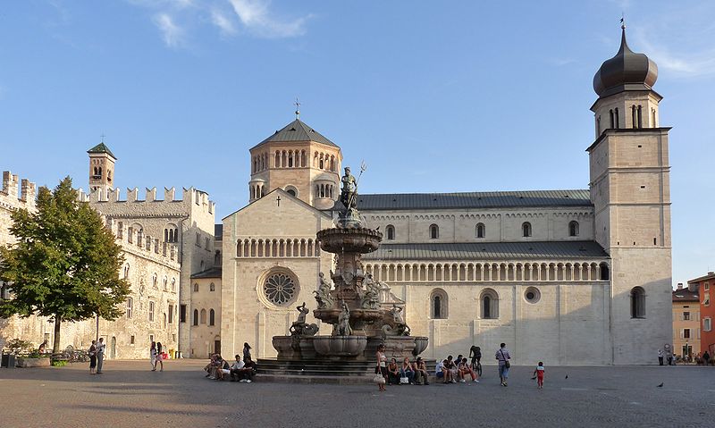 Площадь Piazza del Duomo в городе Тренто