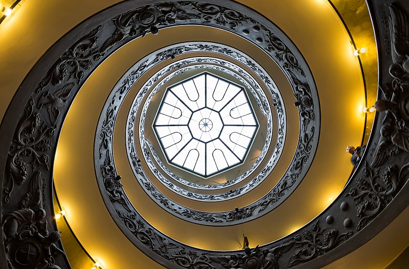 Вид на знаменитую лестницу Браманте в Ватикане