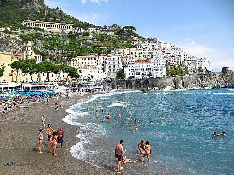 Фото пляжа на курорте Амальфи в Италии