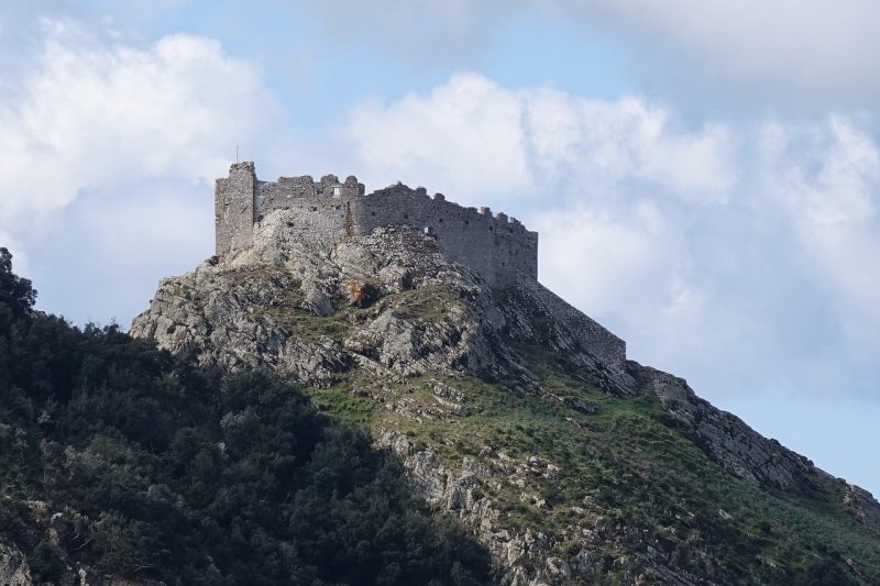Старинная крепость Volterraio на острове Эльба