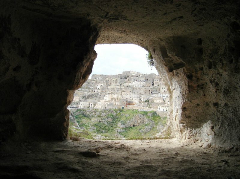 Древние пещеры в итальянском городе Матера