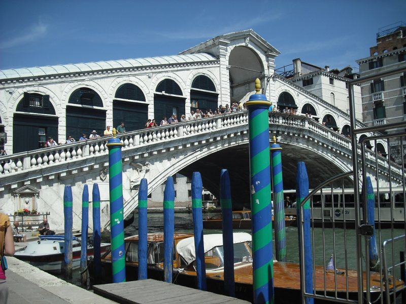 Знаменитый мост Риальто в Венеции