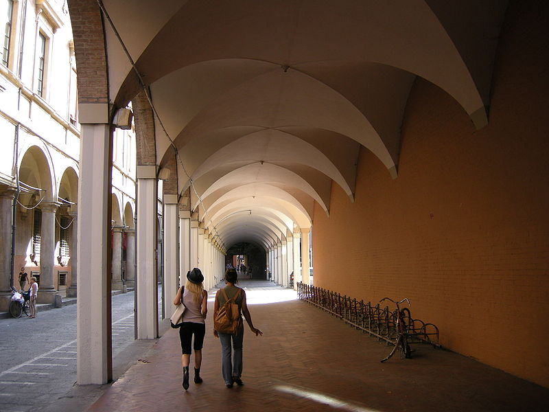 Улица Via Zamboni в итальянском городе Болонья