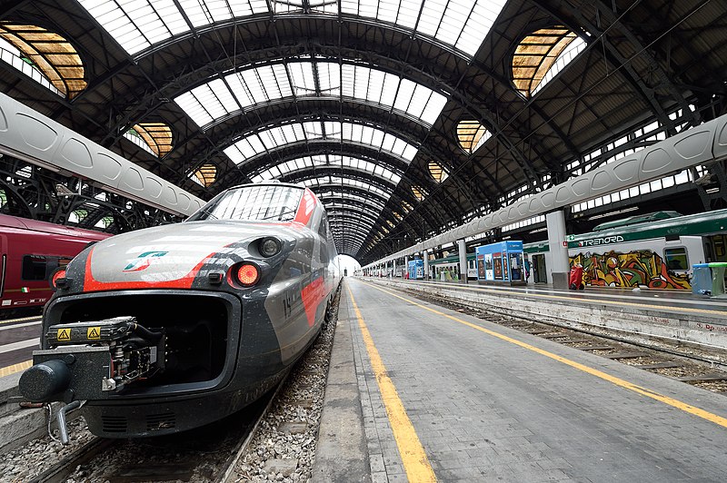 Поезд на железнодорожном вокзале в Милане