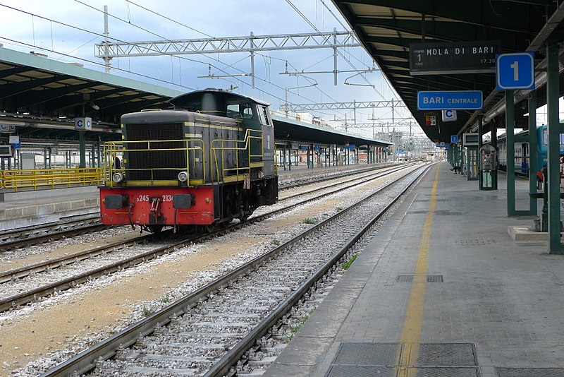 Поезд на железнодорожном вокзале в Бари