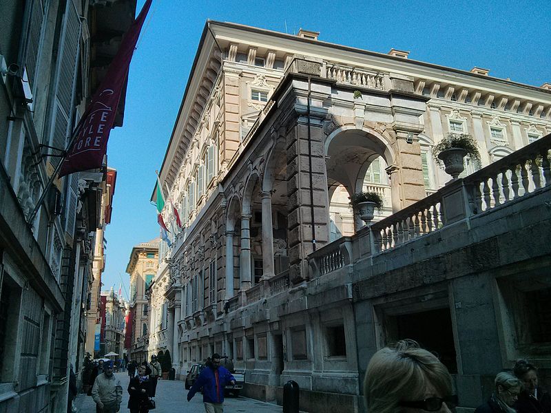 Улица Via Garibaldi в итальянском городе Генуя