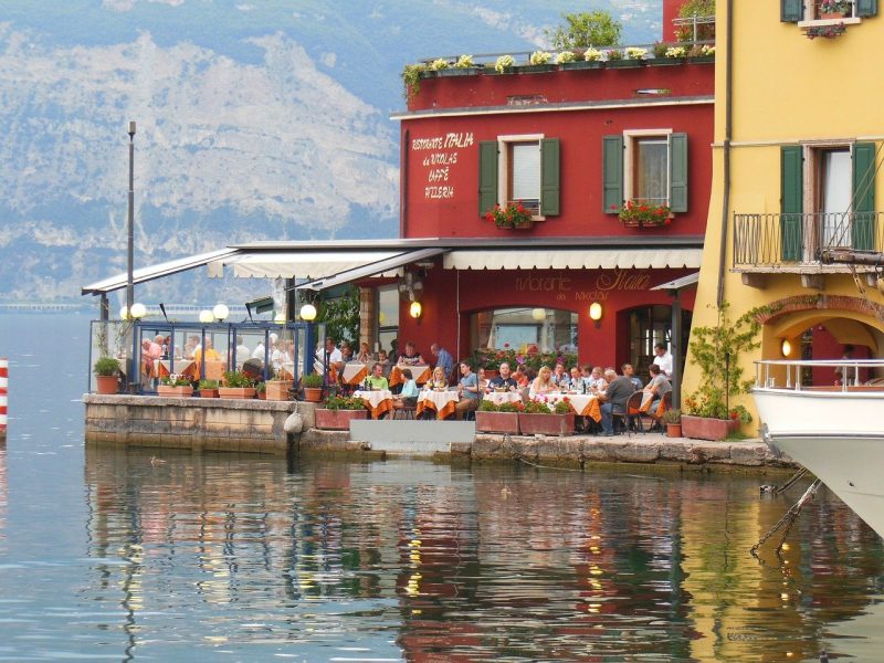 Ресторан на озере Гарда в Италии