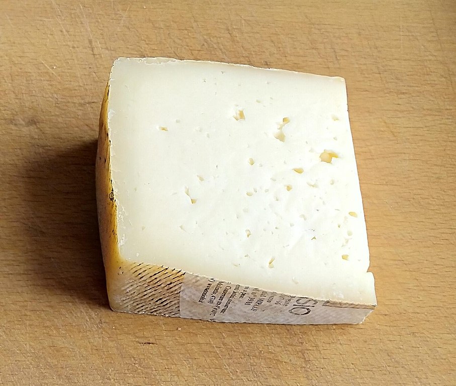 Итальянский сыр Montasio