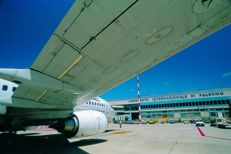 Самолет в международном аэропорту Палермо