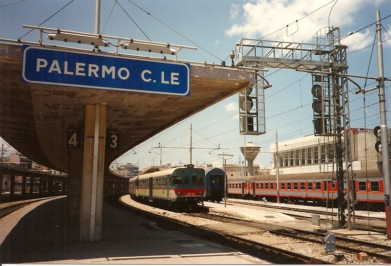 Расписание поездов на железнодорожном вокзале в Палермо