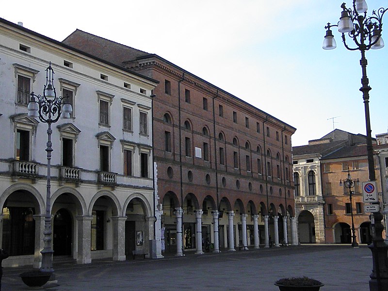 Величественный дворец Палаццо Роверелла в Ровиго