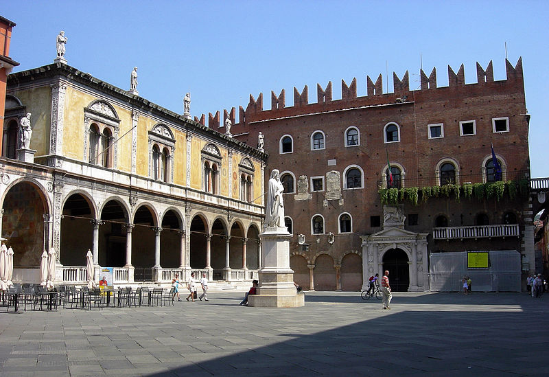 Площадь Piazza dei Signori в итальянском городе Верона