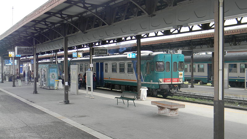 Поезд на железнодорожном вокзале в Вероне