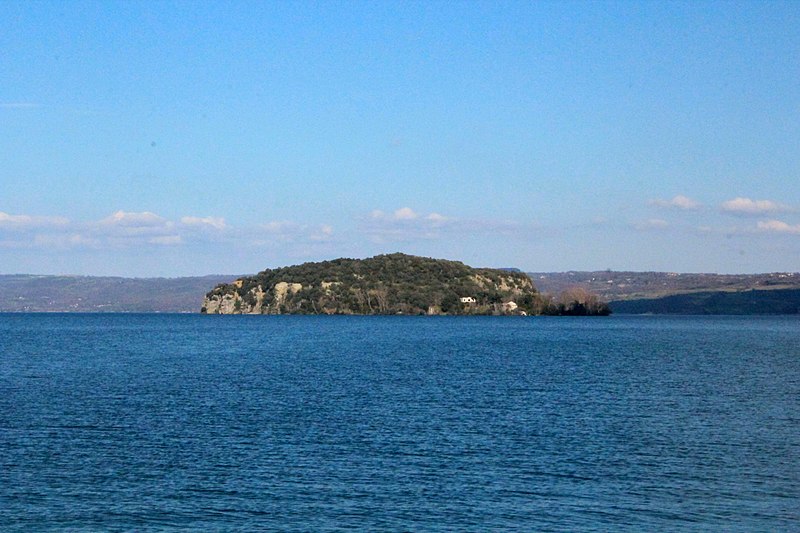 Остров Мартана на озере Больсена в Италии