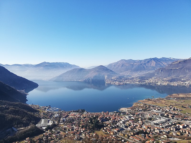 Красивое озеро Изео в Италии