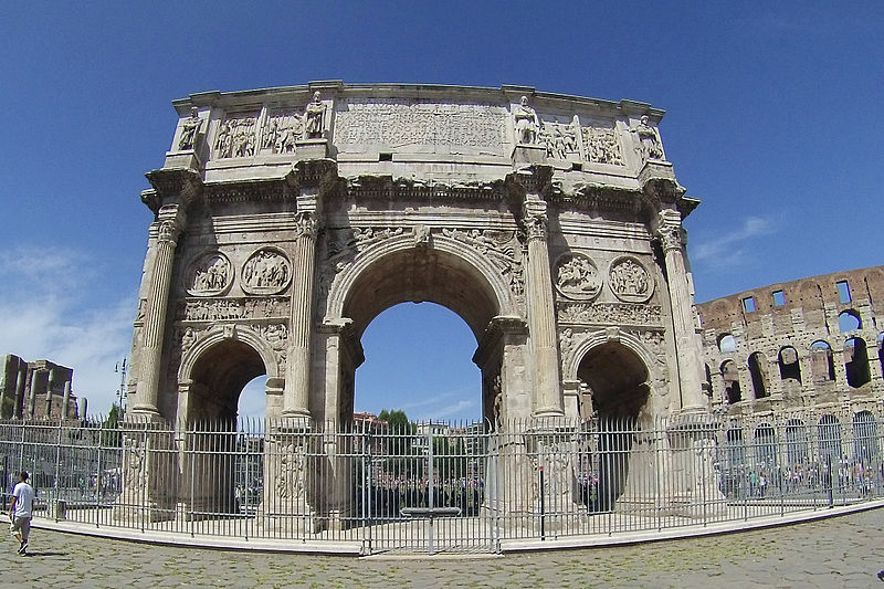 Вид на Триумфальную арку Константина в городе Рим