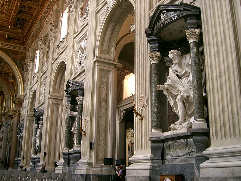 Интерьеры в храме Сан-Джованни-ин-Латерано в Риме