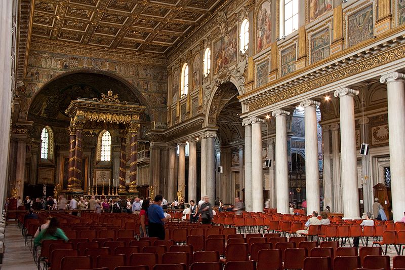 Туристы в базилике Санта-Мария-Маджоре в Риме