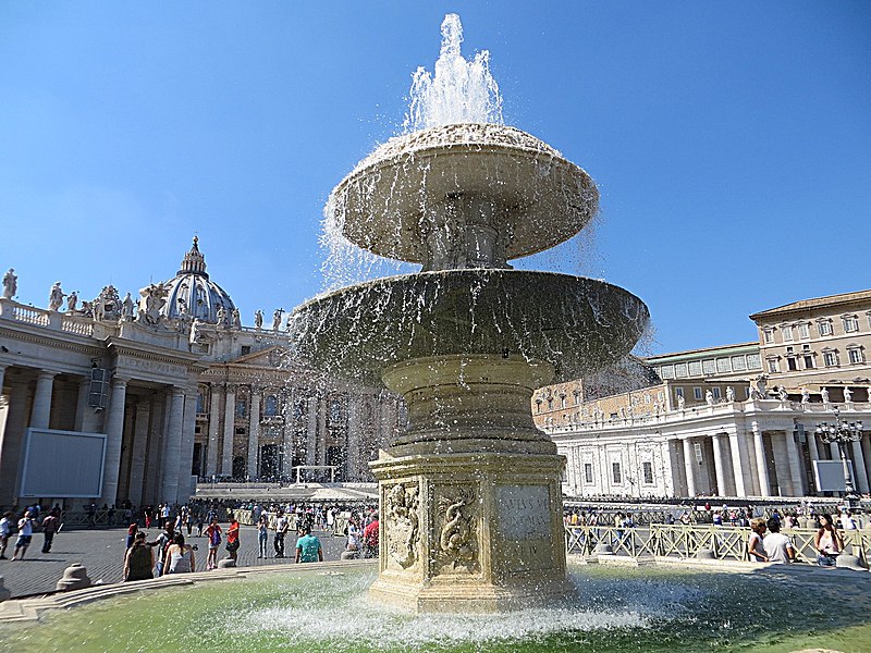 Фонтан на площади Святого Петра в Ватикане