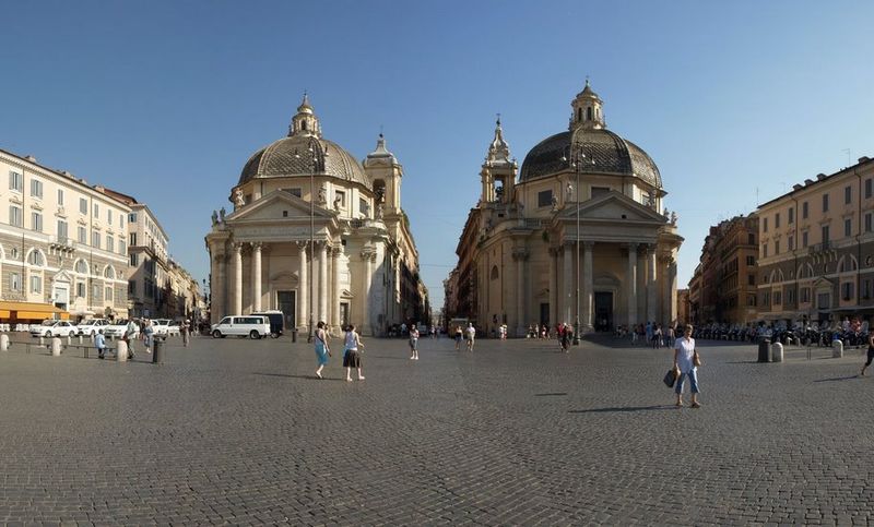 Туристы на площади Пьяцца-дель-Пополо в Риме