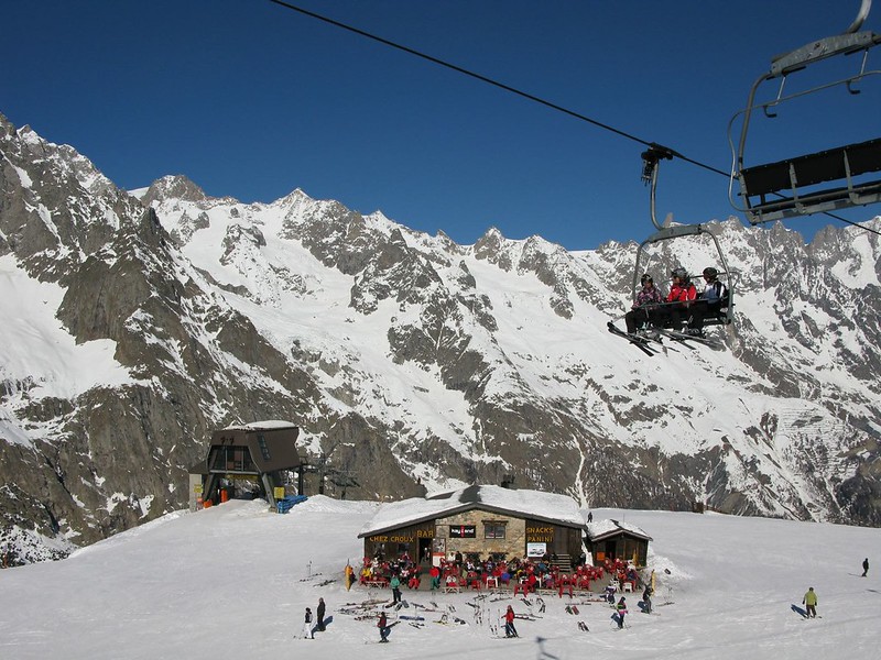 Катание на лыжах на курорте Курмайор в Италии