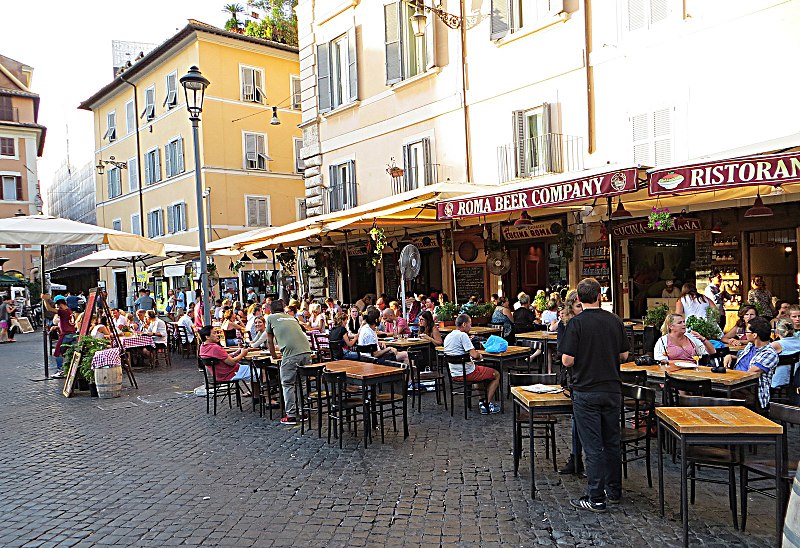 Ресторан на площади Кампо деи Фиори в Риме