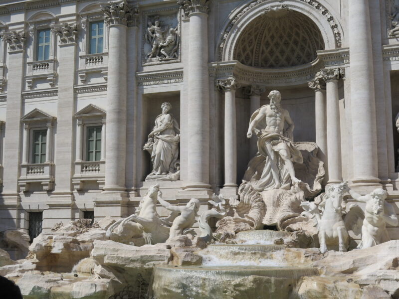 Скульптуры у фонтана Треви в Риме