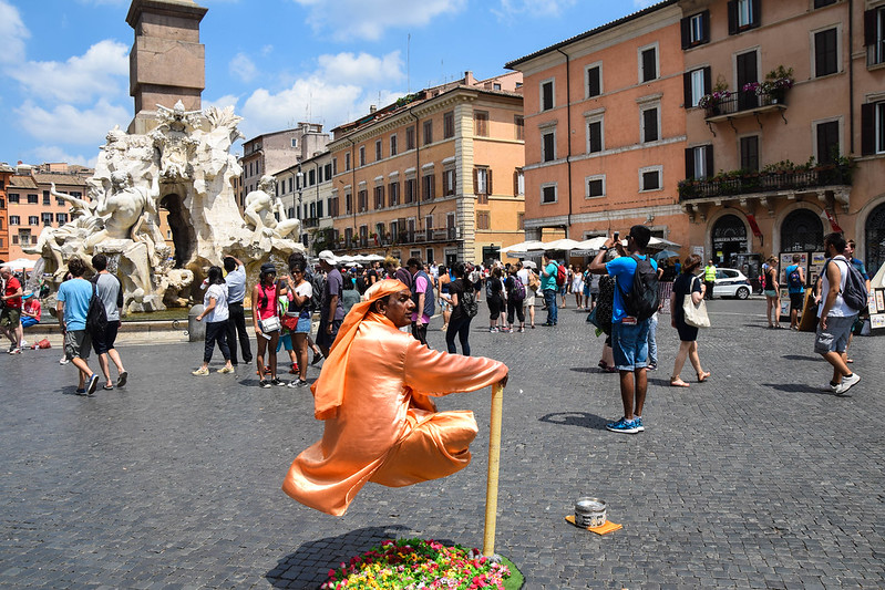 Уличный артист на площади Навона в Риме