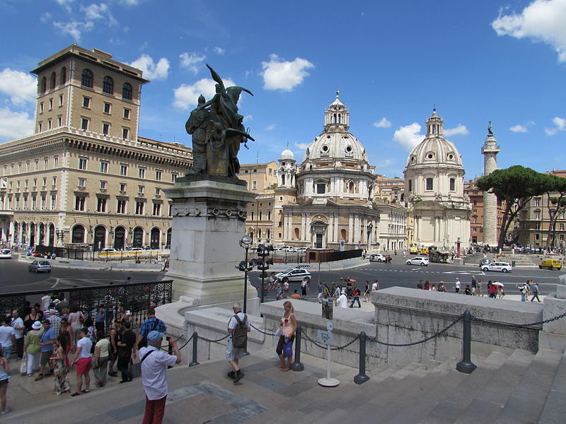 Туристы на площади Венеции в Риме