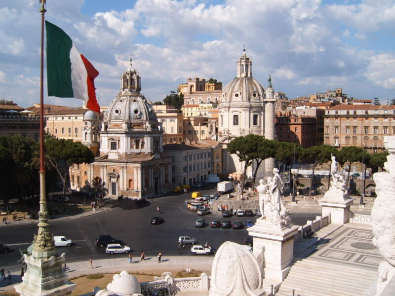 Итальянский флаг на площади Венеции в Риме