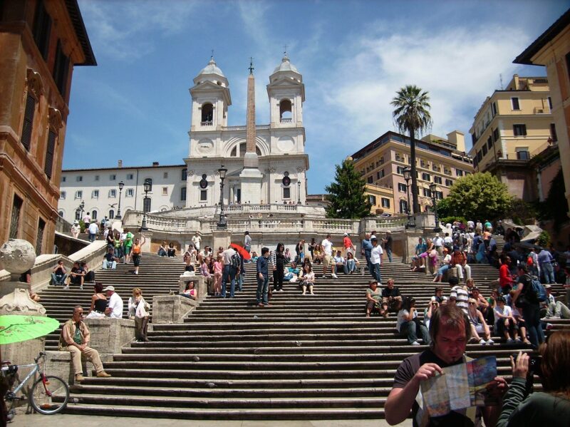 Многочисленные туристы у Испанской лестницы в Риме
