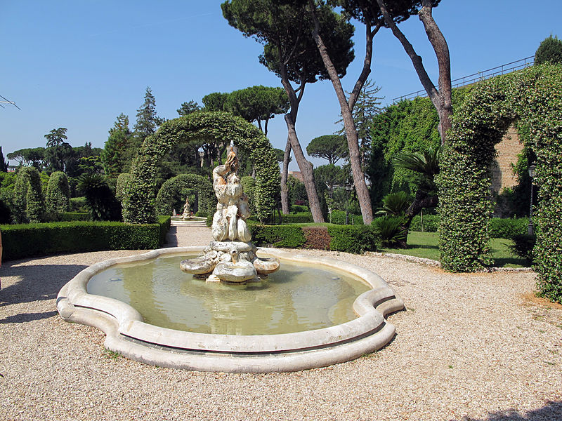 Небольшой фонтан в саду Ватикана