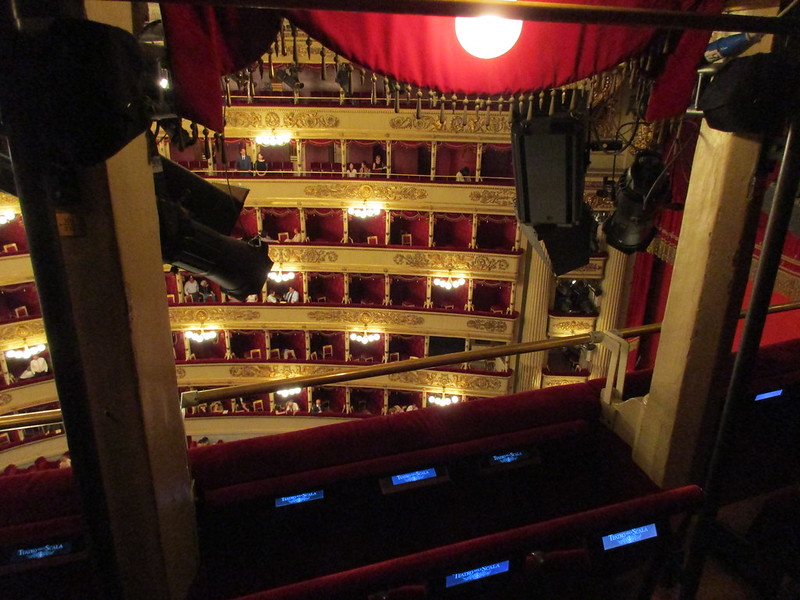 Места в ложе в оперном театре Ла Скала в Милане