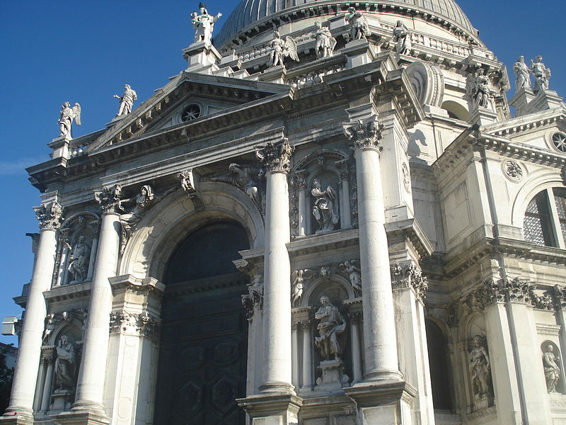 Фасад собора Санта-Мария-делла-Салюте в Венеции