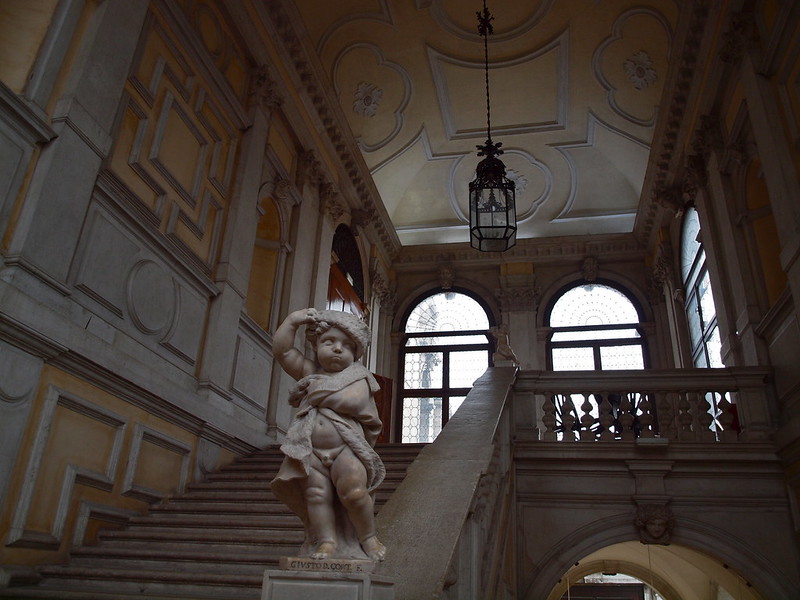 Красивая лестница во дворце Ка' Реццонико в Венеции