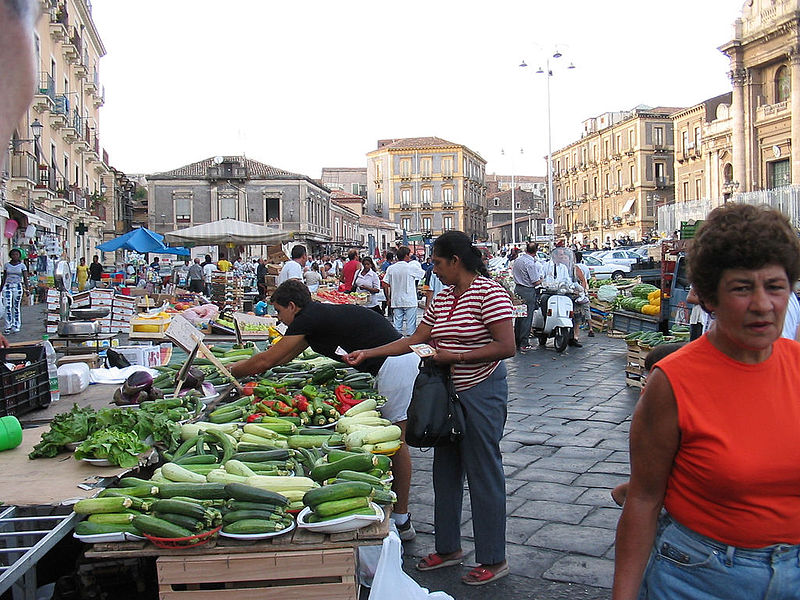 Продуктовый рынок в итальянском городе Катания
