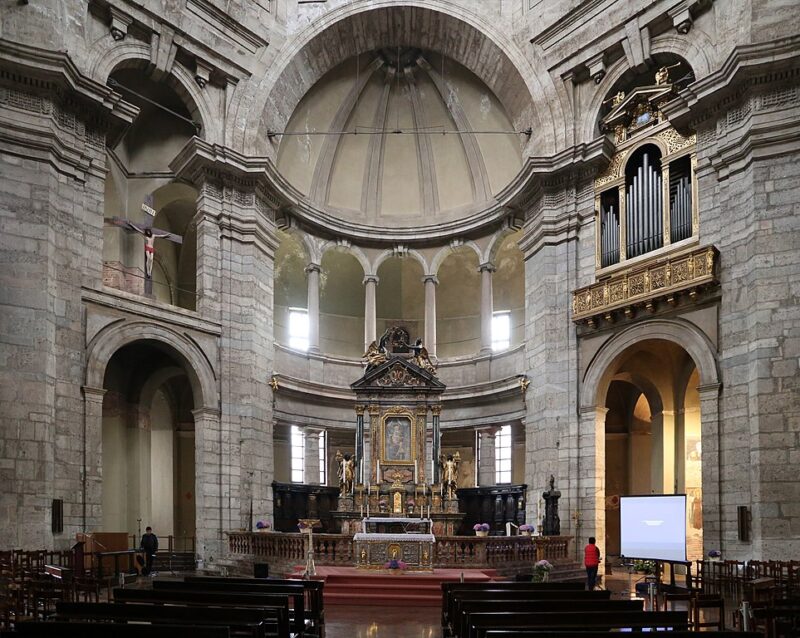 Внутренний интерьер в базилике Сан-Лоренцо-Маджоре в Милане
