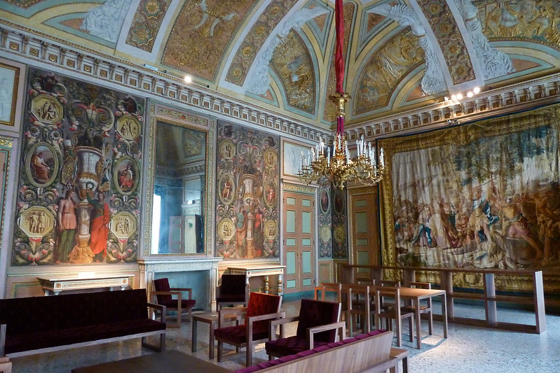 Старинные фрески в Королевском дворце Милана