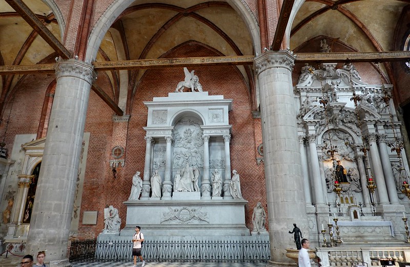 Туристы в соборе Санта-Мария-Глориоза-дей-Фрари в Венеции
