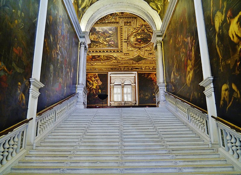 Красивая лестница в Скуола Сан-Рокко в Венеции