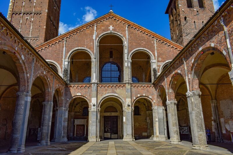 Внутренний двор в базилике Святого Амвросия в Милане