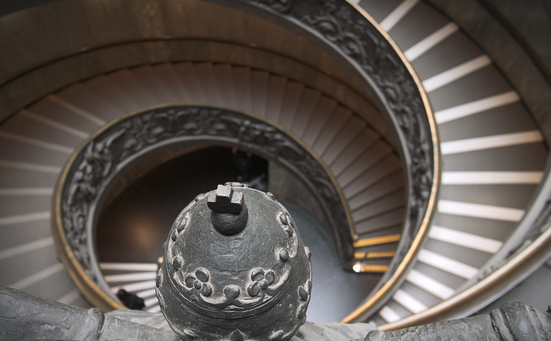 Спуск по лестнице Браманте в Ватикане