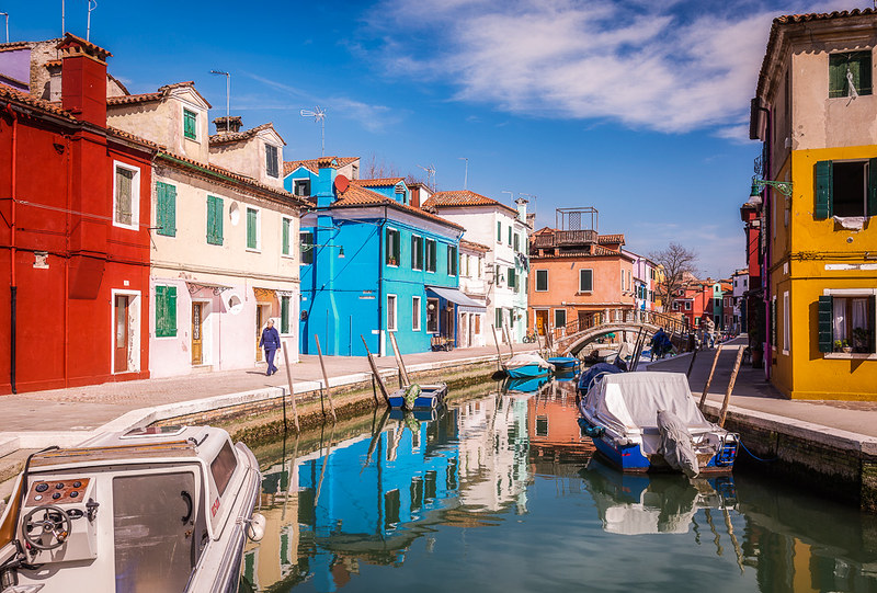 Разноцветные дома на острове Бурано в Венеции