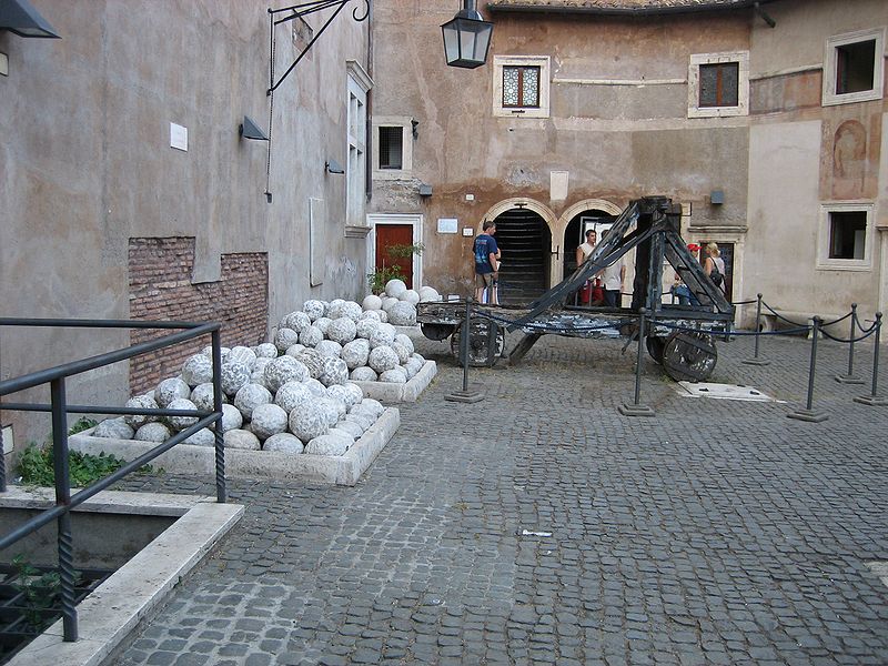 Старинная катапульта с ядрами в замке Святого Ангела в Риме