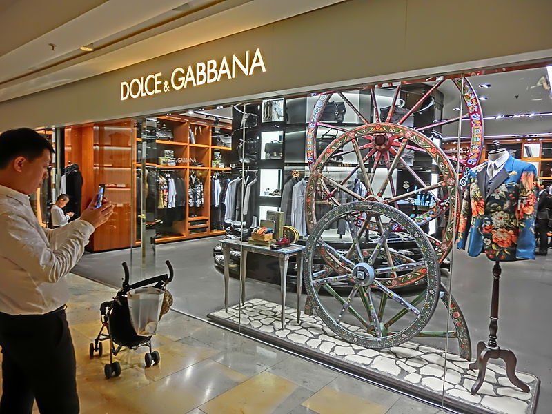 Витрина в магазине Dolce&Gabbana