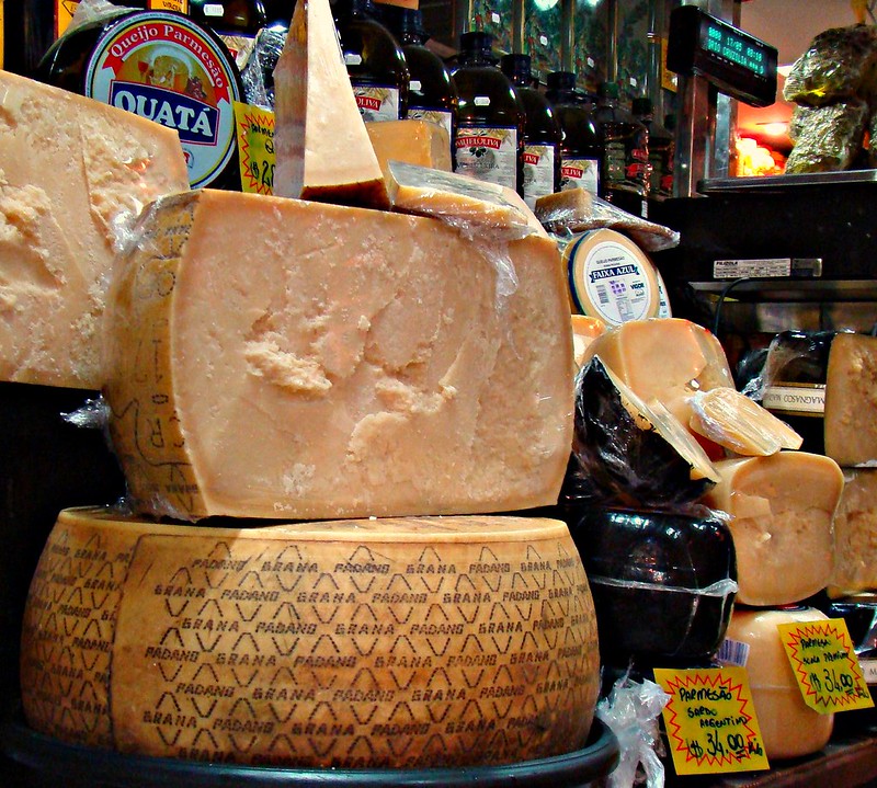 Продажа сыра Грана Падано в Италии