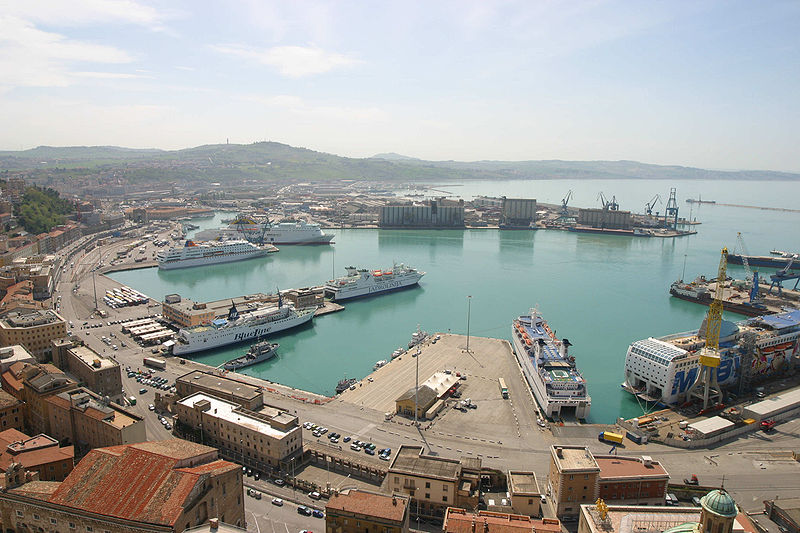 Порт в итальянском городе Анкона