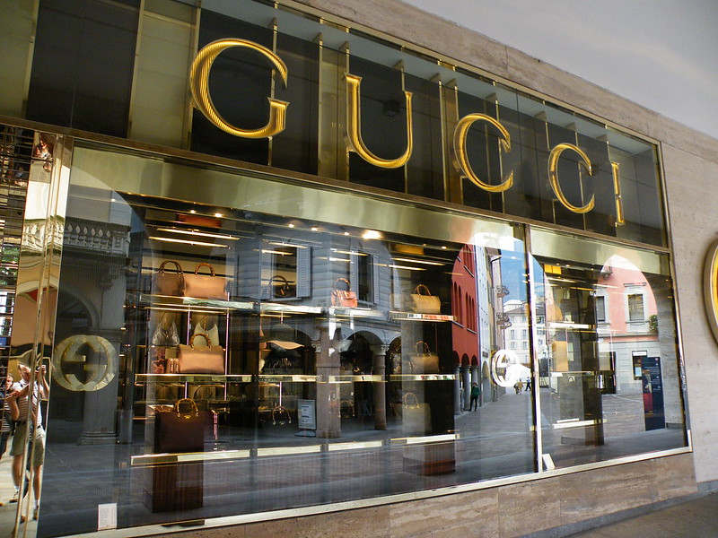 Витрина магазина Gucci