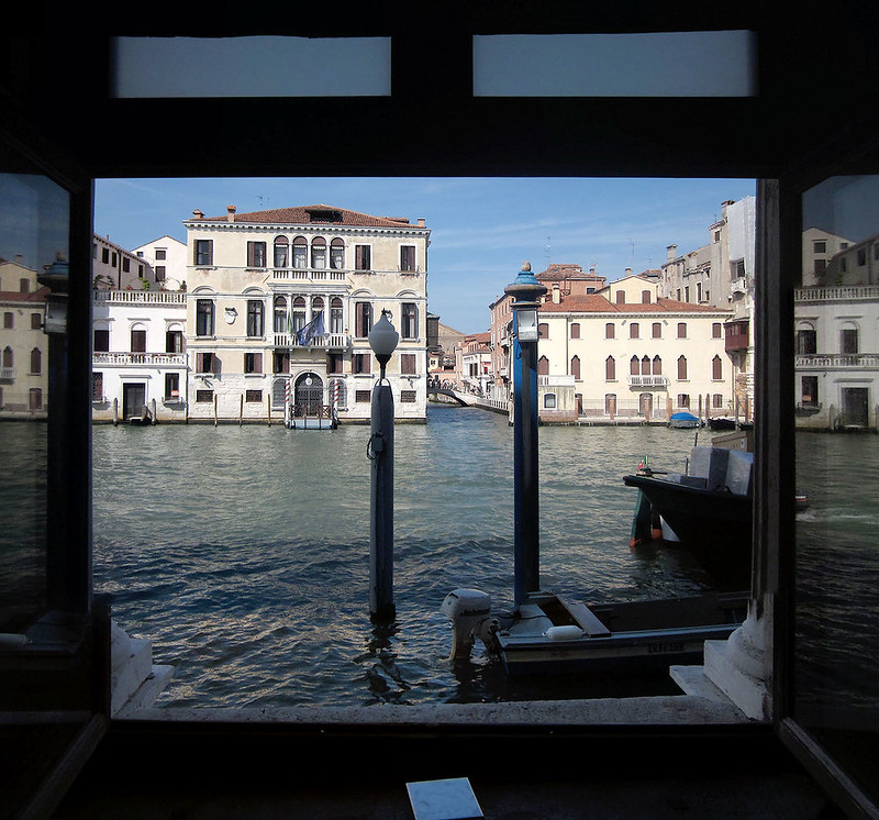 Выход на Гранд-Канал из дворца Ка' Пезаро в Венеции