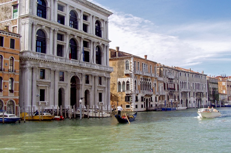 Проплывающая гондола рядом с дворцом Ка’ Пезаро в Венеции